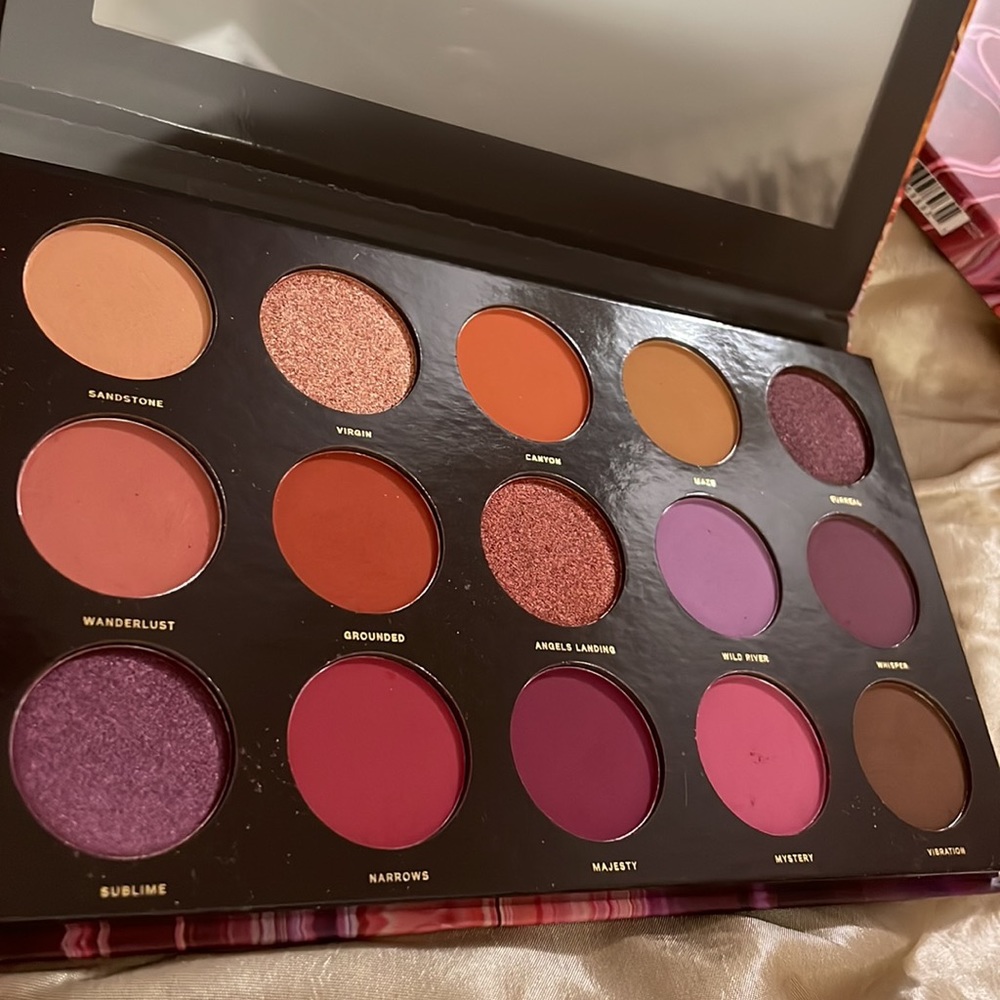 HipDot-Zion eye shadow palette
